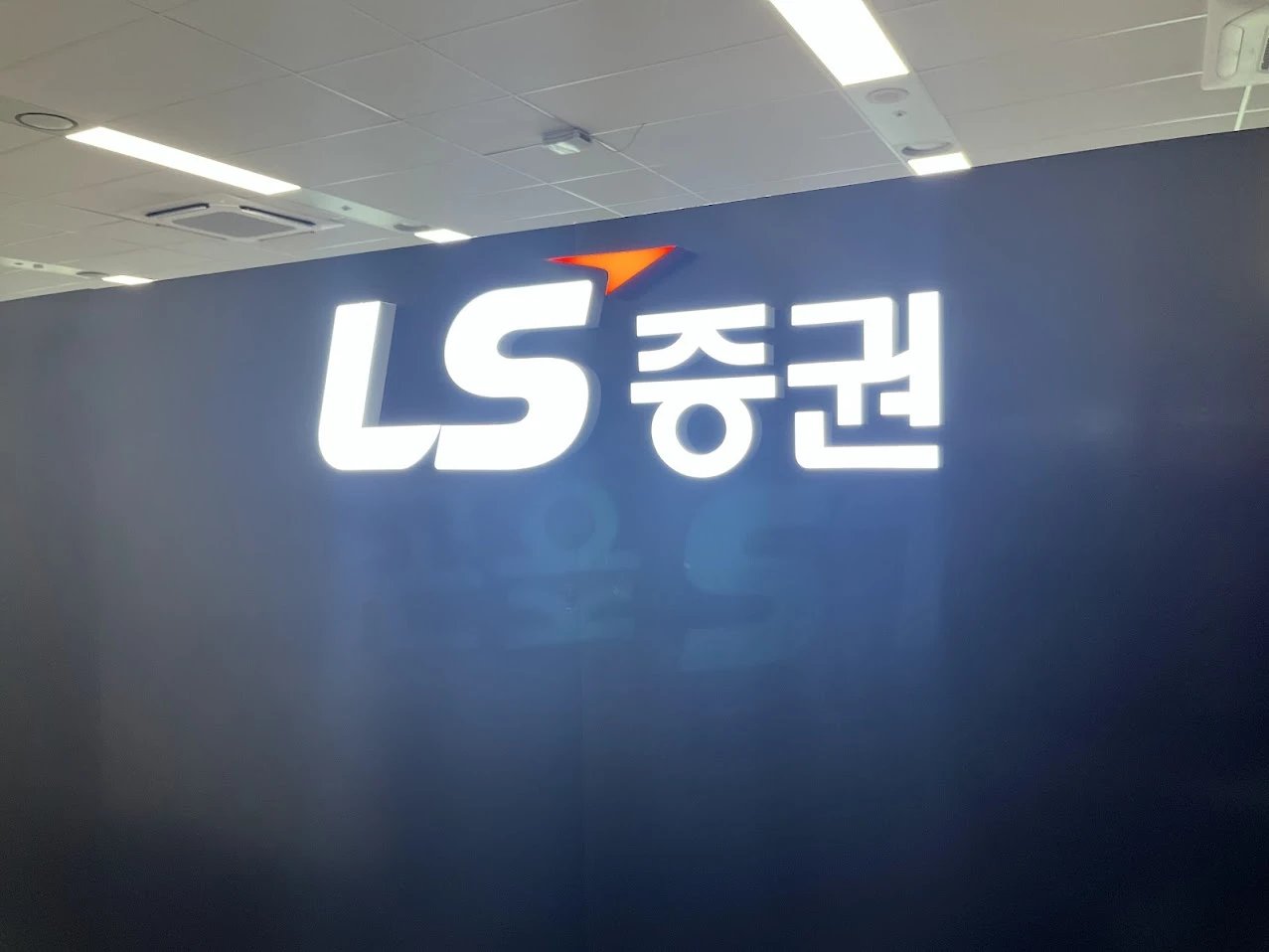 금융 고객사 사옥 로비 사인