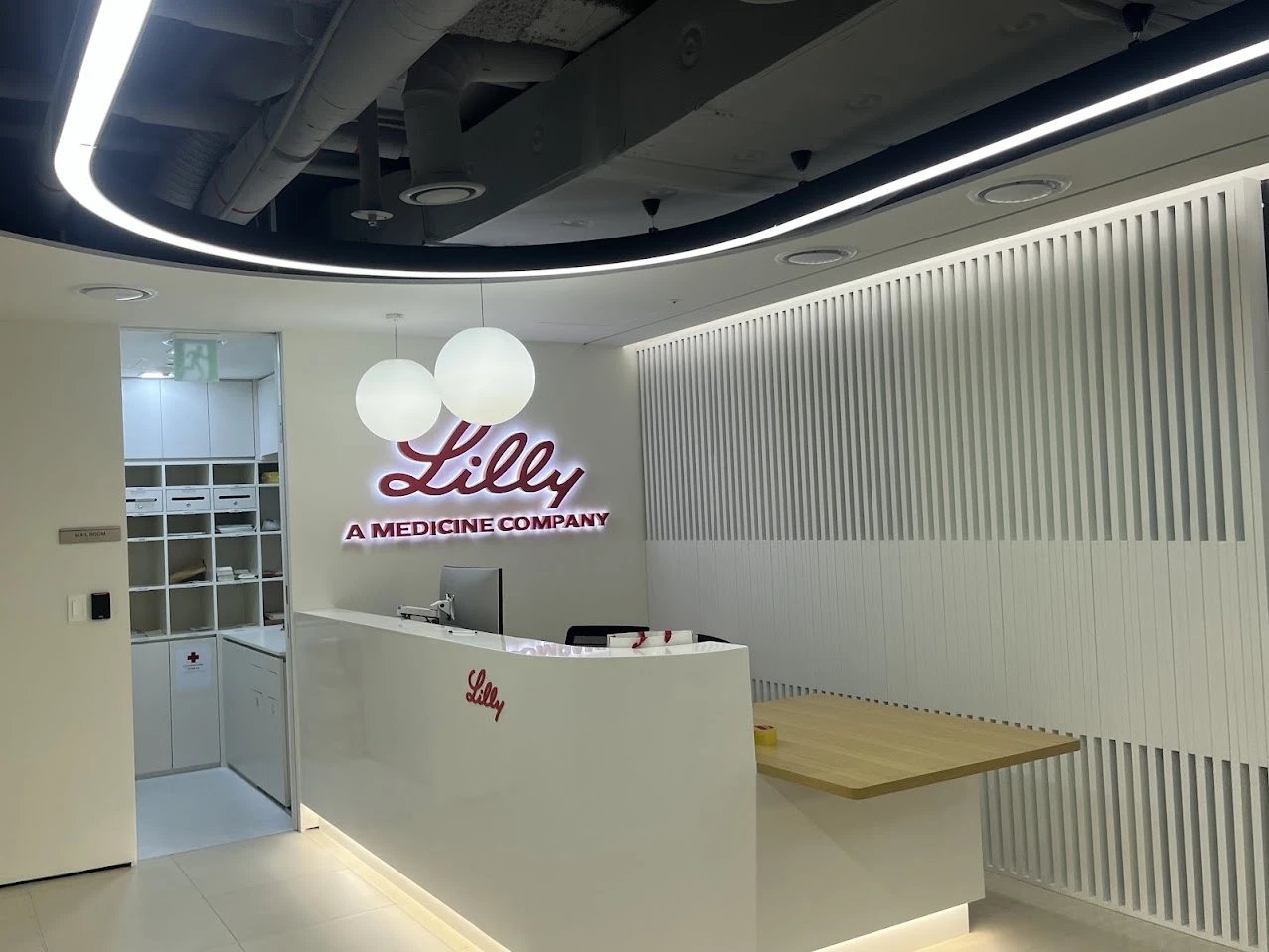 제약사 사옥 로비 리셉션